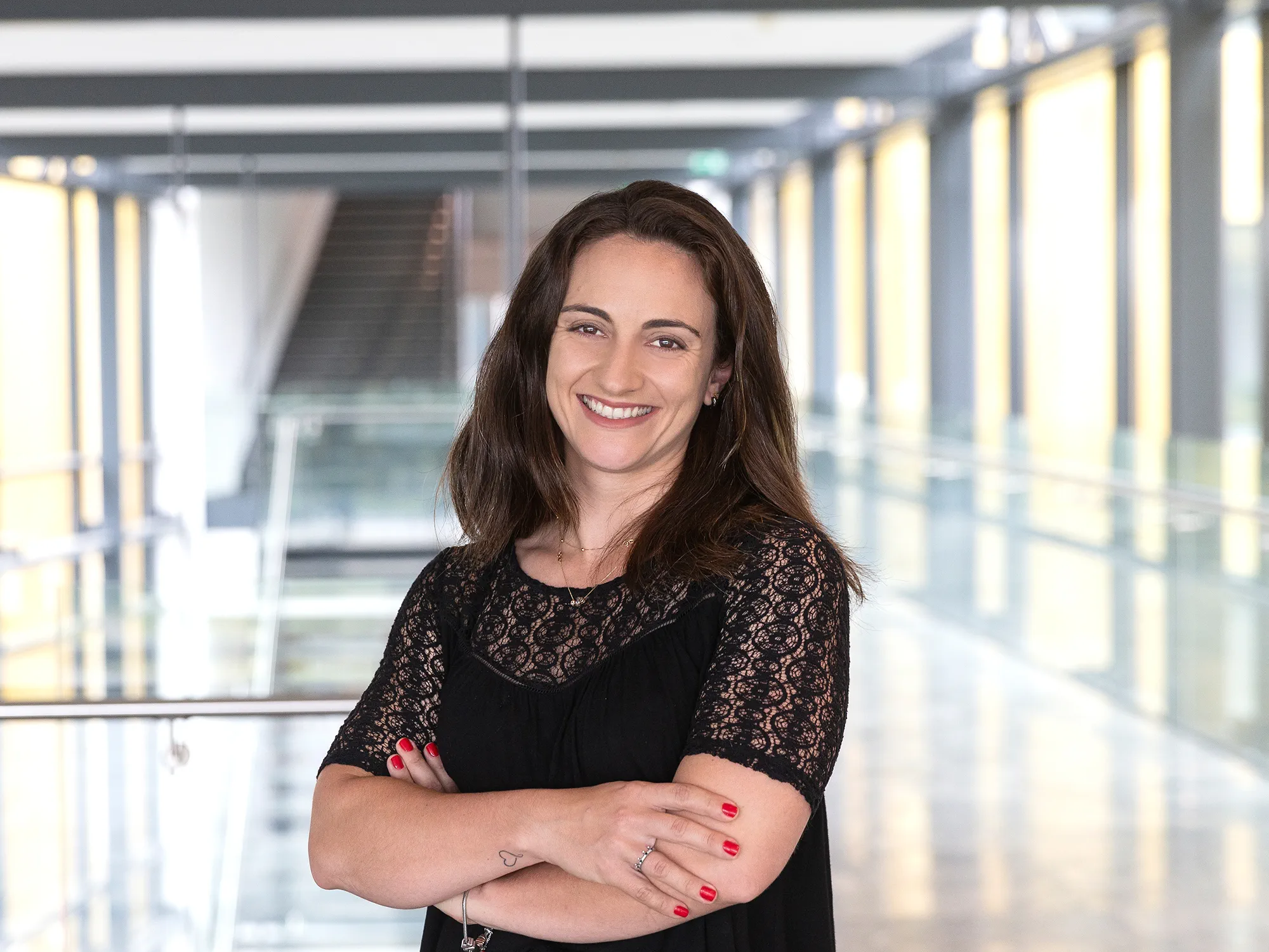 Mulher formada como audiologista a trabalhar na WS Audiology. Será que a sua próxima carreira é connosco?