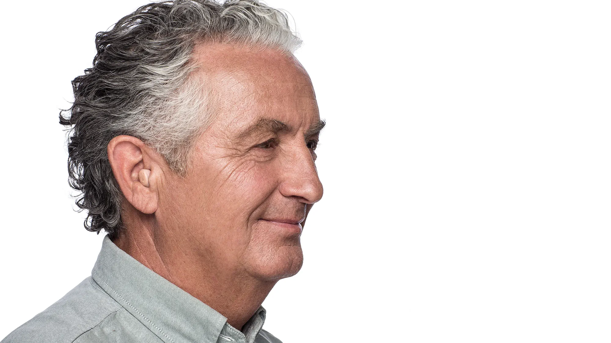 Aparelho auditivo intracanal (ITE) mostrado no ouvido de um homem.
