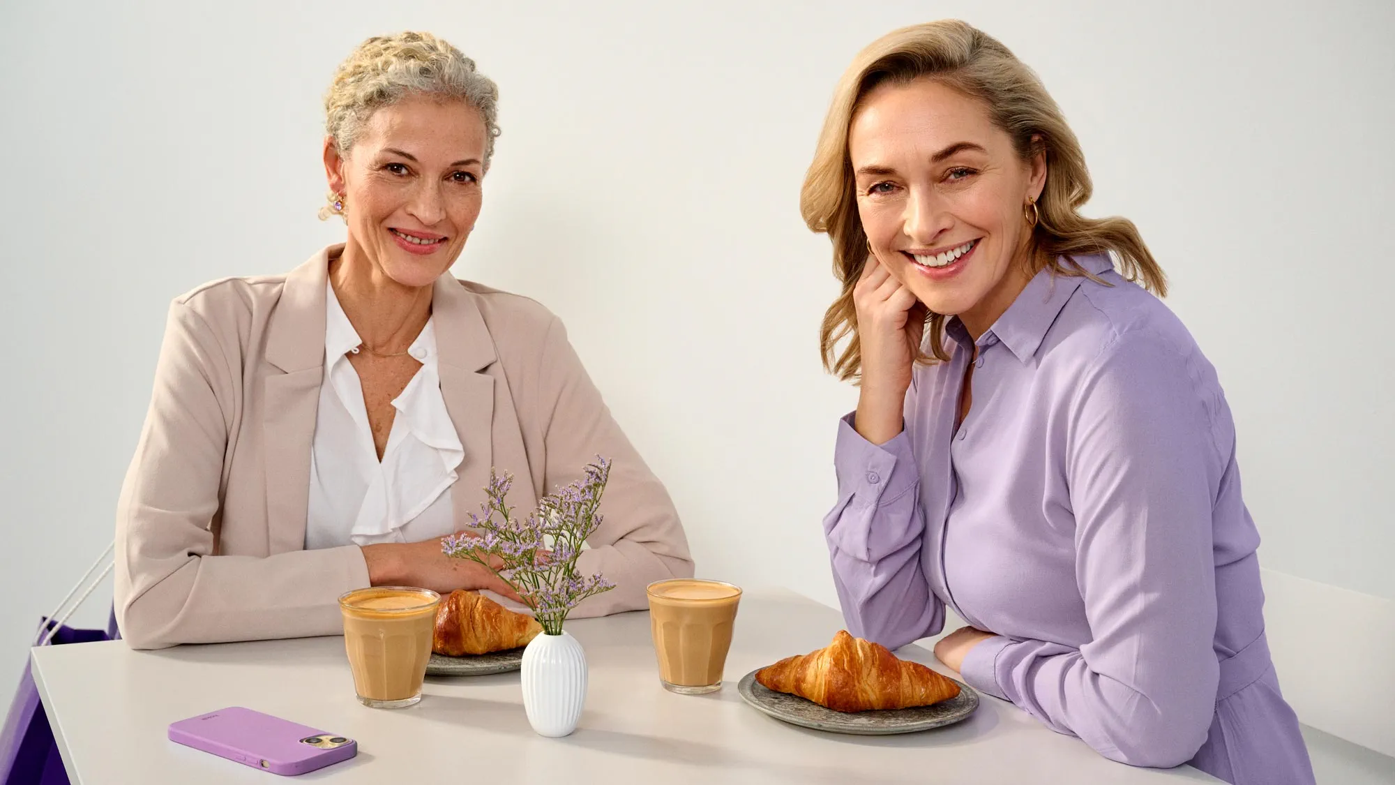 Amigos a desfrutar de tempo num café, a usar aparelhos auditivos.