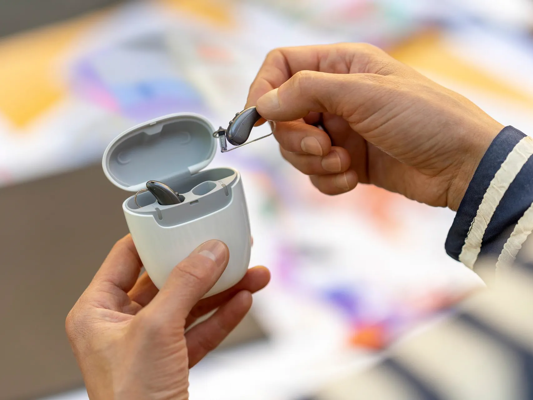 Signia IX charging case for hearing aids.