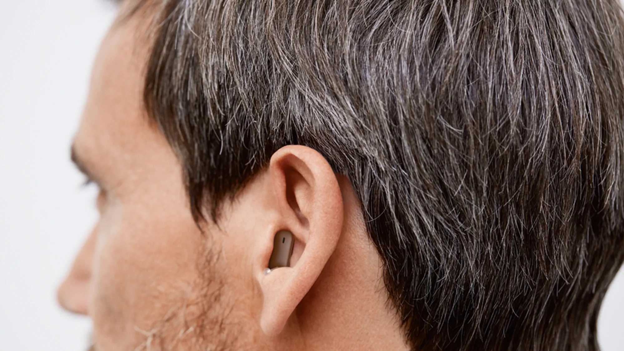 Man wearing Signia Silk Charge and Go IX shown in the ear.