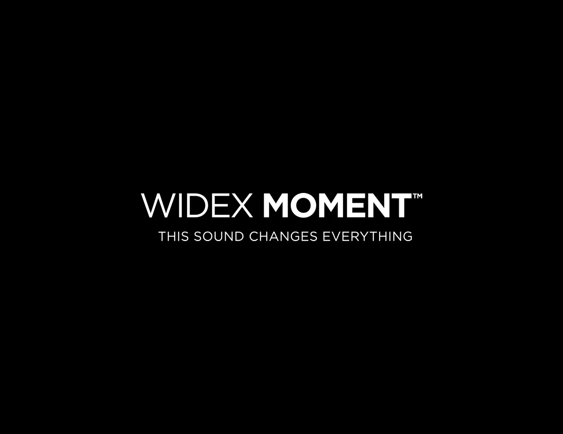 Logótipo da Widex em fundo preto.