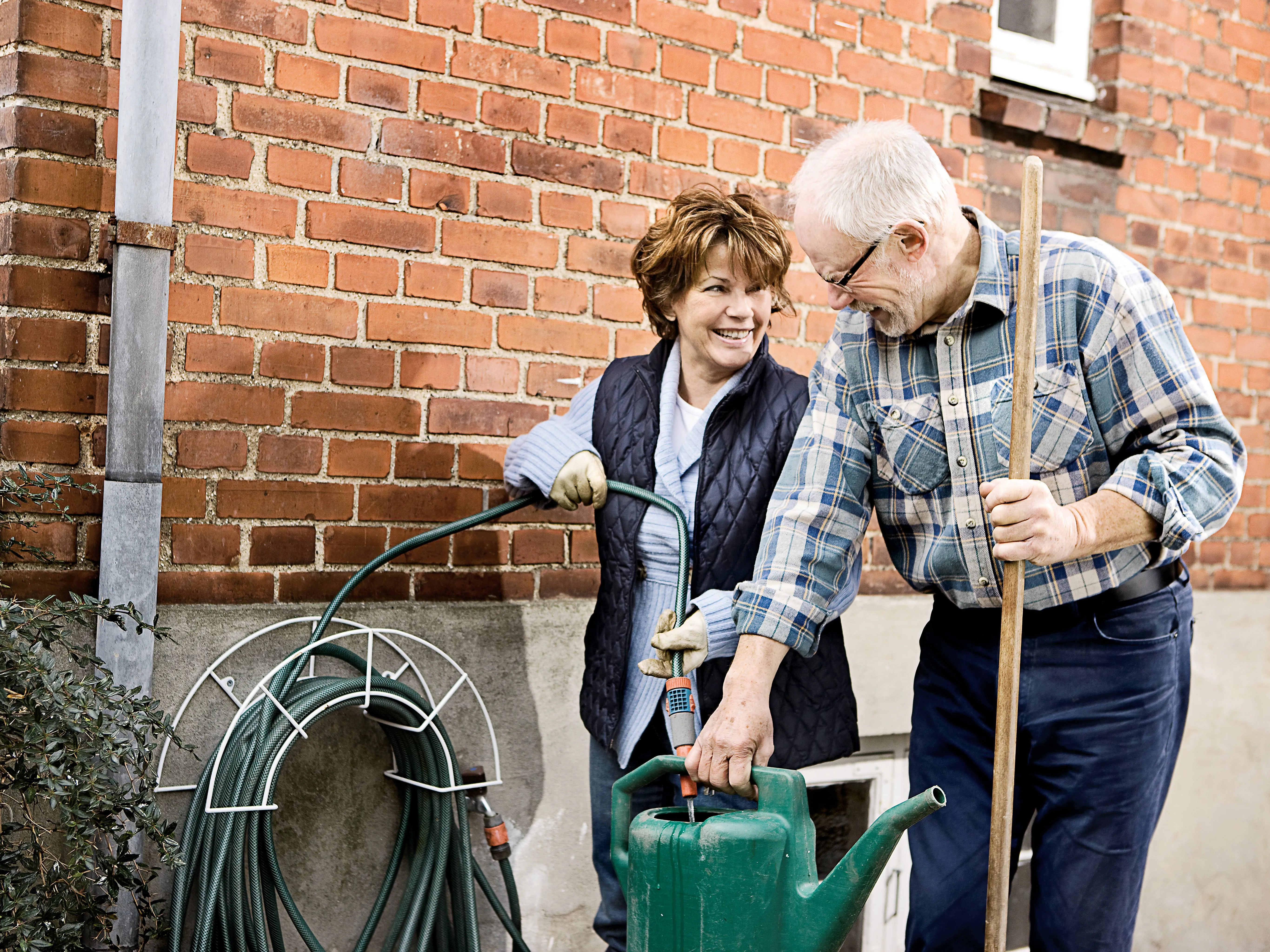 elderly-couple-errands-hearing-aids-4x3