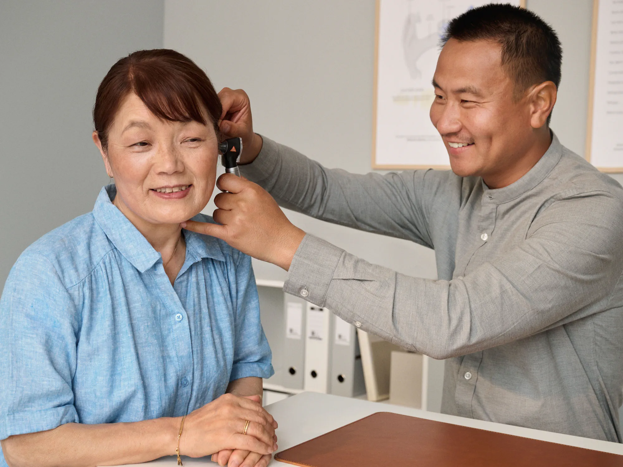 otoscopy-2-ear-hearing-appointment-japanese-4x3