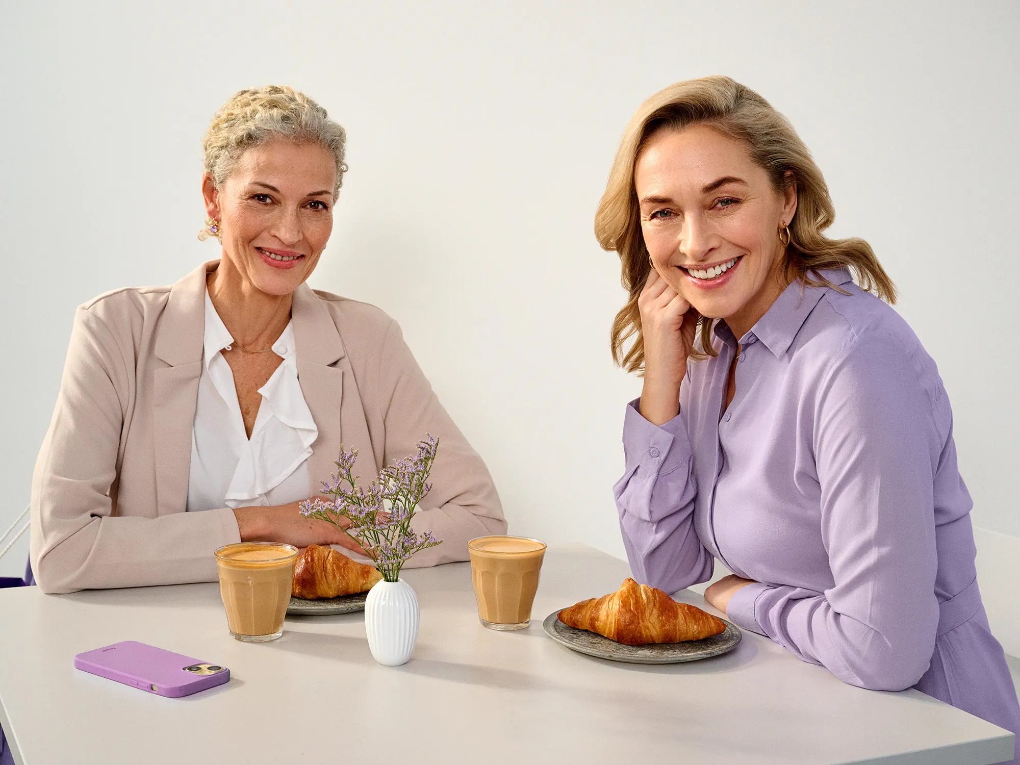 friends-enjoying-cafe-hearing-aids-4x3