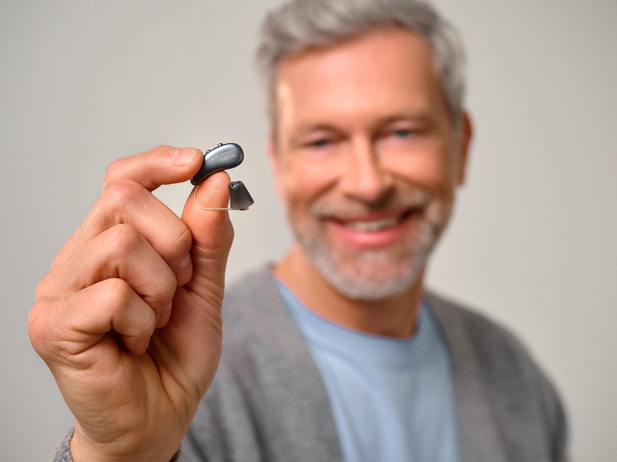 man-fingers-signia-hearing-aid-4x3