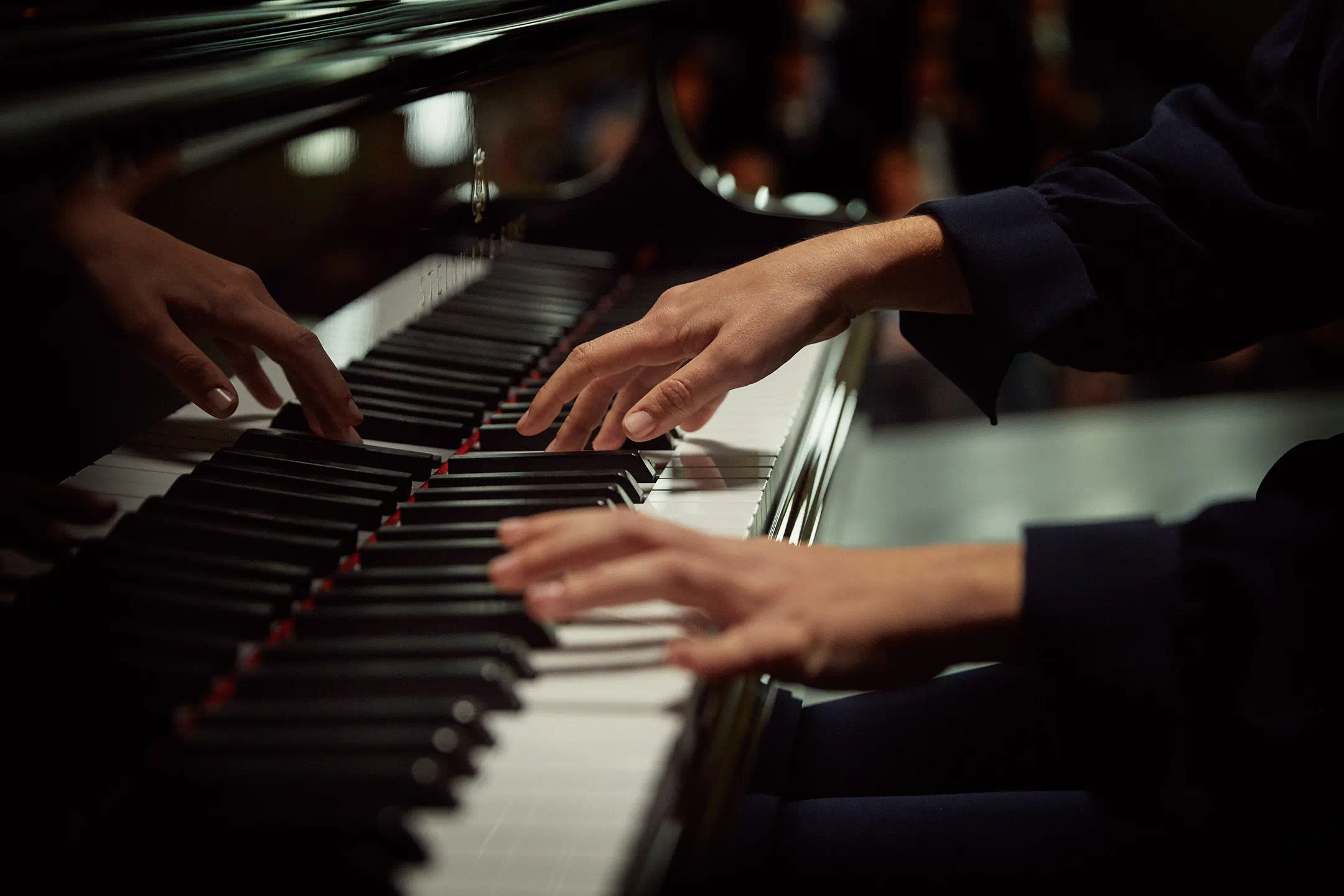widex-moment-playing-piano-2160x1440